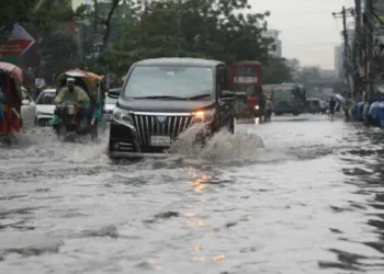 রাতভর বৃষ্টিতে ডুবল রাজধানী, আজও সারা দেশে বৃষ্টির আভাস