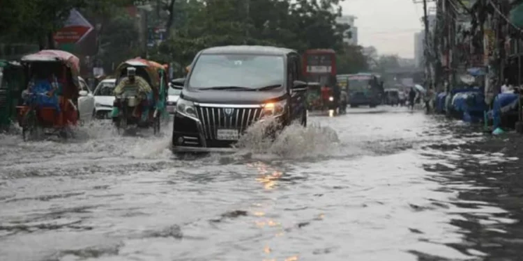 রাতভর বৃষ্টিতে ডুবল রাজধানী, আজও সারা দেশে বৃষ্টির আভাস