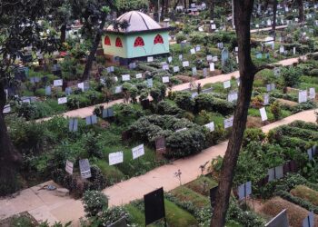 আজিমপুর কবরস্থান ঘিরে কঙ্কালের গোপন বাণিজ্য, ঘাসের বস্তায় ভরে পাচার