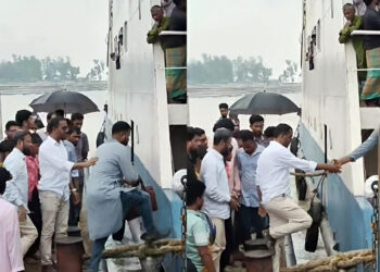 মাঝ নদী থেকে ফেরি ঘুরিয়ে ঘাটে আনলেন এমপি হান্নান মাসউদ