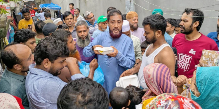 রাজধানীতে পানিবন্দি মানুষের পাশে জামায়াত নেতা সেলিম উদ্দিন