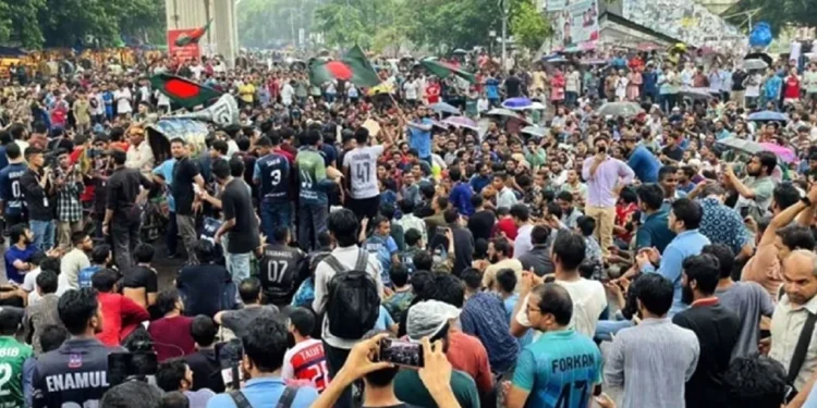 ফিরে দেখা জুলাই বিপ্লব:  পুলিশের বাধা উপেক্ষা করে আন্দোলনে অনড় শিক্ষার্থীরা