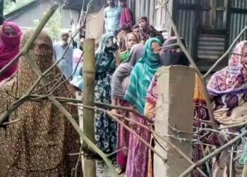 কাঁটাতারের বেড়ার ভিতরে বন্দি ১৭ পরিবার