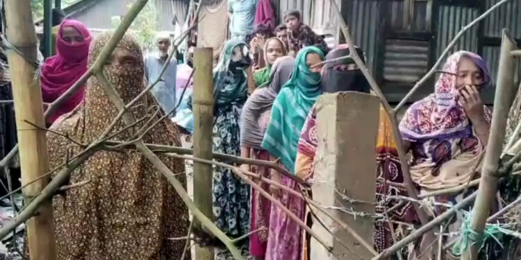 কাঁটাতারের বেড়ার ভিতরে বন্দি ১৭ পরিবার