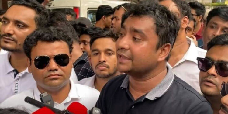 শিক্ষামন্ত্রী মেয়েকে বলেছেন—‘বৃষ্টিতে ভিজলে বয়লার মুরগির মতো হয়ে যেতে পারে’