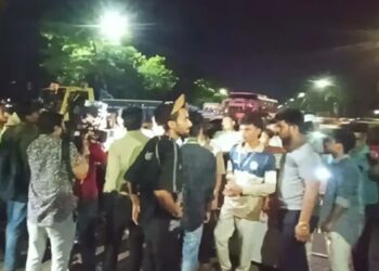 ফের সংসদ ভবনের সামনে এইচএসসি পরীক্ষার্থীরা