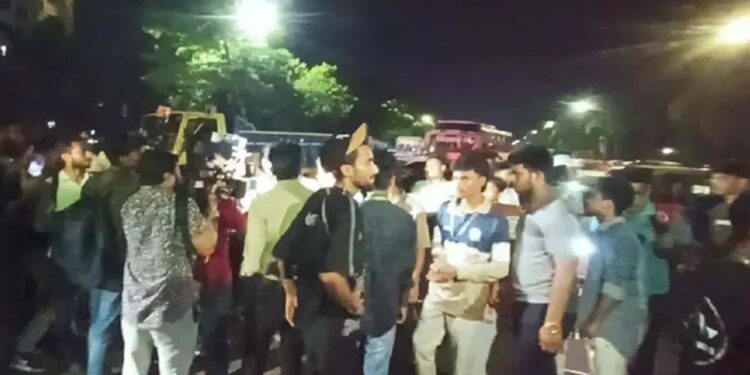 ফের সংসদ ভবনের সামনে এইচএসসি পরীক্ষার্থীরা