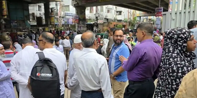 আন্দোলনের শঙ্কায় এইচএসসি কেন্দ্রে অভিভাবকদের বাড়তি উপস্থিতি