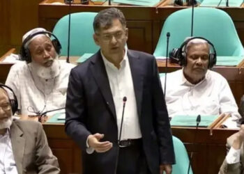 স্ত্রী পাল্টাতে পারবেন, কিন্তু প্রতিবেশীকে পাল্টাতে পারবেন না: সংসদে স্বরাষ্ট্রমন্ত্রী