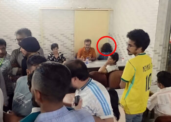 তেজগাঁওয়ে জনতার ক্ষোভের মুখে আ. লীগের দালাল সাংবাদিক গ্যাং