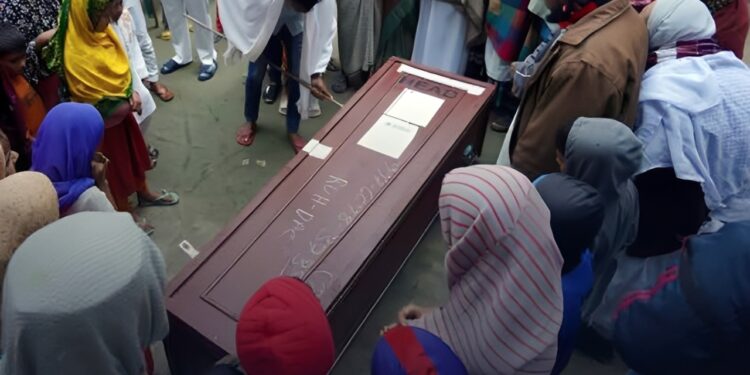 রাষ্ট্রের কাছে শুধুই ‘রেমিট্যান্স মেশিন’, জীবিত অবস্থায় অবহেলা আর মৃত্যুর পর কার্গো গেট