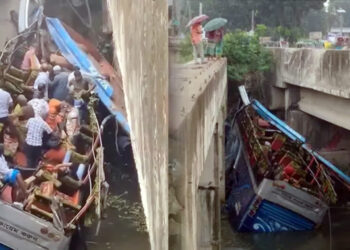 নিয়ন্ত্রণ হারিয়ে যাত্রীবাহী বাস খাদে, নিহত ১