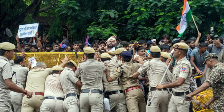 রণক্ষেত্র দিল্লি, ইন্টারনেট ও মেট্রো স্টেশন বন্ধ