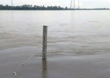 পাহাড়ি ঢল আর টানা ভারি বৃষ্টির কারণে তিস্তার পানি বেড়ে বিপৎসীমার ছুঁই ছুঁই