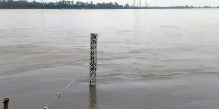 পাহাড়ি ঢল আর টানা ভারি বৃষ্টির কারণে তিস্তার পানি বেড়ে বিপৎসীমার ছুঁই ছুঁই