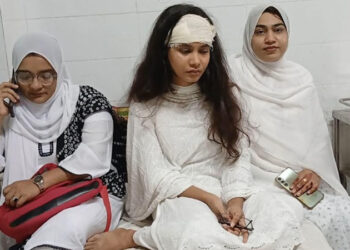 আদালত চলাকালে নারী আইনজীবীর মাথা ফাটালেন বিচারক
