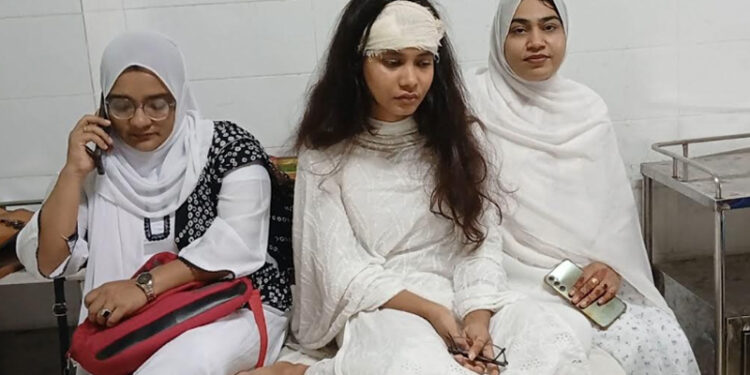 আদালত চলাকালে নারী আইনজীবীর মাথা ফাটালেন বিচারক