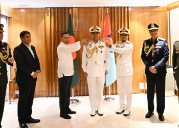 নবনিযুক্ত নৌবাহিনী প্রধানকে ভাইস অ্যাডমিরাল র‌্যাঙ্ক ব্যাজ পরালেন প্রধানমন্ত্রী