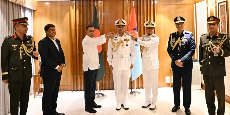 নবনিযুক্ত নৌবাহিনী প্রধানকে ভাইস অ্যাডমিরাল র্যাঙ্ক ব্যাজ পরালেন প্রধানমন্ত্রী