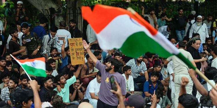 ‘ইনকিলাব জিন্দাবাদ’ স্লোগানে কাঁপছে দিল্লি, রাস্তায় নেমেছে ভারতের জেনজি