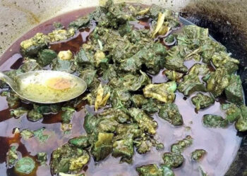 রান্নার সময় সবুজ হয়ে যাচ্ছিল গরুর মাংস, কড়াই নিয়ে গেলেন থানায়