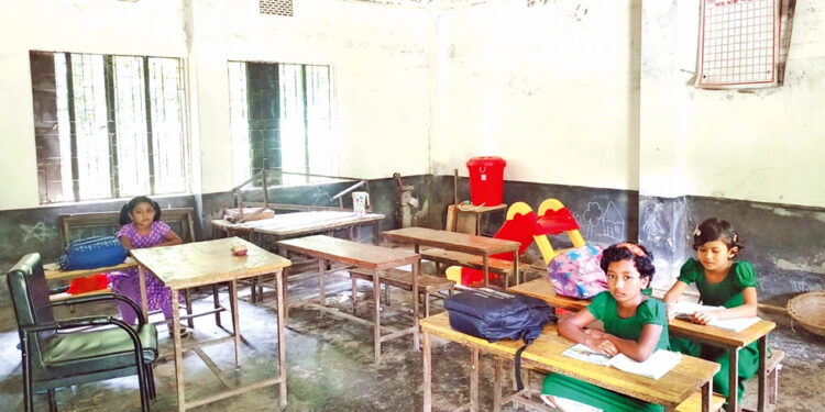 ‘অদৃশ্য’ শিক্ষার্থী দেখিয়ে উদ্বৃত্ত খাবার আত্মসাৎ