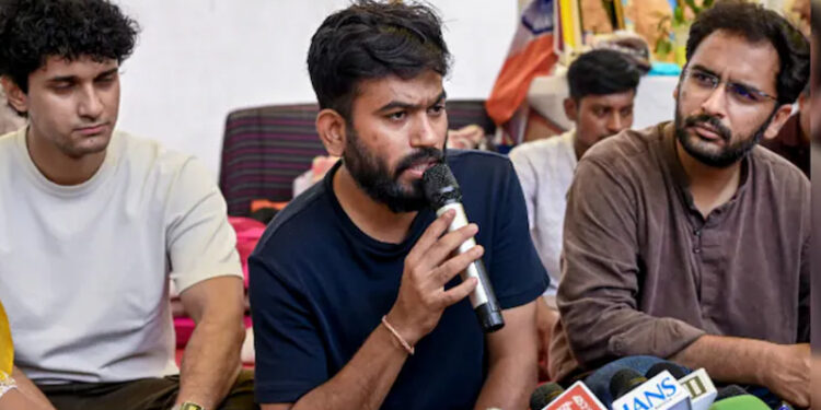 শিক্ষামন্ত্রীর পদত্যাগেও থামছে না আন্দোলন, আরও ৩ দাবি বিক্ষোভকারীদের