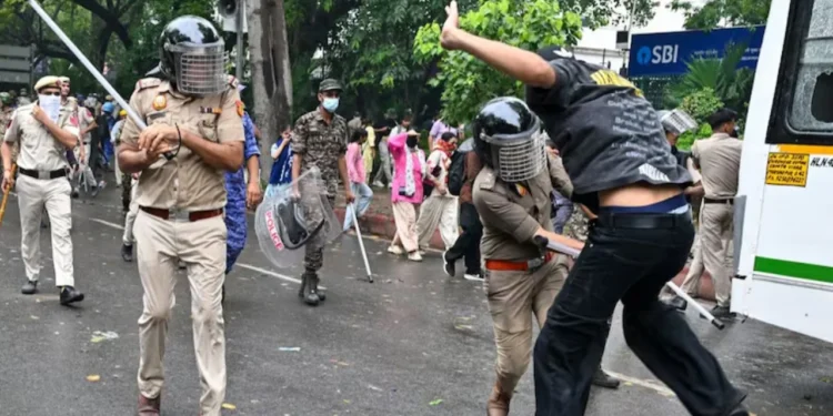 আন্দোলন হলেই লাঠিচার্জ করা যাবে না: ভারতের সুপ্রিম কোর্ট