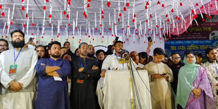 তারেক রহমানকে গণতন্ত্র অথবা সন্ত্রাসের পথ বেছে নিতে হবে: নাসীরুদ্দীন