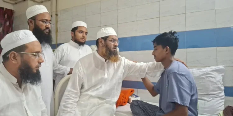 হবিগঞ্জে হামলায় আহত আলিফকে দেখতে হাসপাতালে মাওলানা মামুনুল হক