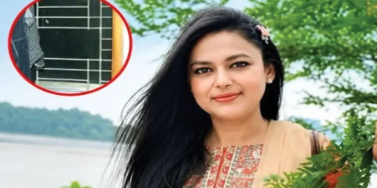 দক্ষিণখানে চিকিৎসককে হত্যা: জুতার ছাপের সূত্র ধরে পুলিশের হাতে স্বামী