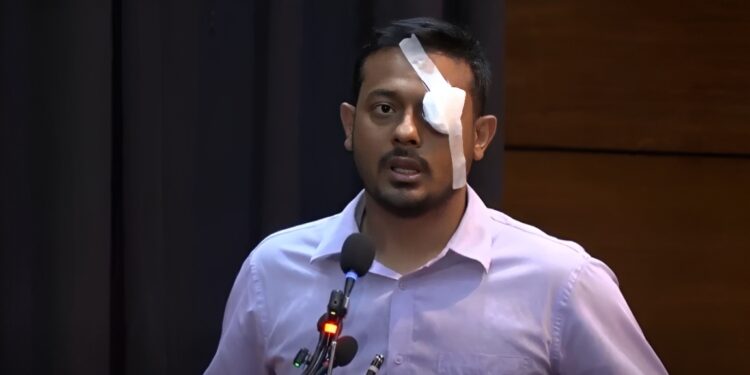 আলিফের প্রতি সহানুভূতি জানিয়ে চোখে ব্যান্ডেজ লাগিয়ে বক্তব্য দিলেন নাসীরুদ্দীন পাটওয়ারী