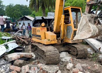 প্রথম স্ত্রীকে নিয়ে মালয়েশিয়ায় স্বামী, এক্সক্যাভেটর দিয়ে বাড়ি গুড়িয়ে দিলেন দ্বিতীয় স্ত্রী