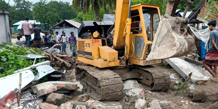 প্রথম স্ত্রীকে নিয়ে মালয়েশিয়ায় স্বামী, এক্সক্যাভেটর দিয়ে বাড়ি গুড়িয়ে দিলেন দ্বিতীয় স্ত্রী