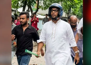 মাথায় হেলমেট, হাতে লাঠি, সংঘর্ষের নেতৃত্বে যুবদল নেতা নয়ন