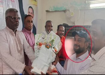 বিএনপি নেতাদের ফুল দিয়ে মঞ্চে উঠলেন আ.লীগ নেতা
