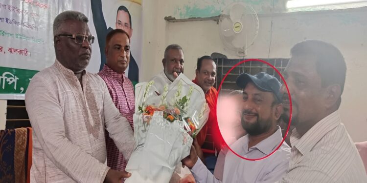 বিএনপি নেতাদের ফুল দিয়ে মঞ্চে উঠলেন আ.লীগ নেতা
