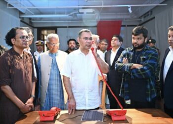 লাল টেলিফোনে শেখ হাসিনার কল রেকর্ড শুনলেন প্রধানমন্ত্রী