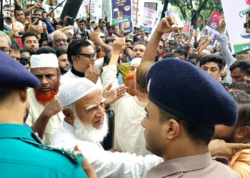 সচিবালয় অভিমুখে ১১ দলের পদযাত্রা আটকে দিল পুলিশ