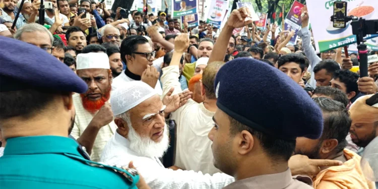 সচিবালয় অভিমুখে ১১ দলের পদযাত্রা আটকে দিল পুলিশ