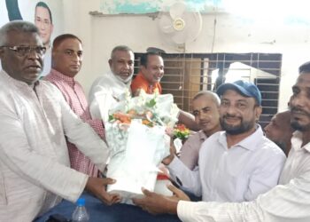 বিএনপির সভায় আ. লীগ নেতার ফুলেল শুভেচ্ছা, কয়েক লাখ টাকার লেনদেনের অভিযোগ