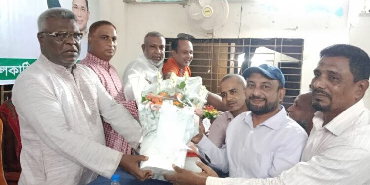 বিএনপির সভায় আ. লীগ নেতার ফুলেল শুভেচ্ছা, কয়েক লাখ টাকার লেনদেনের অভিযোগ