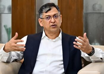 ভারত শেখ হাসিনাকে কেন এই সুযোগ দিল: প্রশ্ন স্বরাষ্ট্রমন্ত্রীর