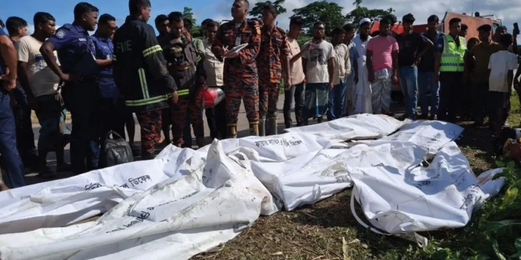 ছুটির দিনে সড়কে ঝরল ১৮ প্রাণ