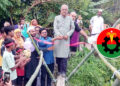 লাল ফিতা কেটে বাঁশের সাঁকো উদ্বোধন করলেন বিএনপি নেতা