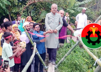 লাল ফিতা কেটে বাঁশের সাঁকো উদ্বোধন করলেন বিএনপি নেতা