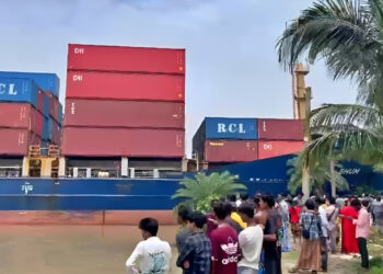 হুগলি নদীতে নিয়ন্ত্রণ হারিয়ে নদীবাঁধে ধাক্কা সিঙ্গাপুরের পণ্যবাহী জাহাজের