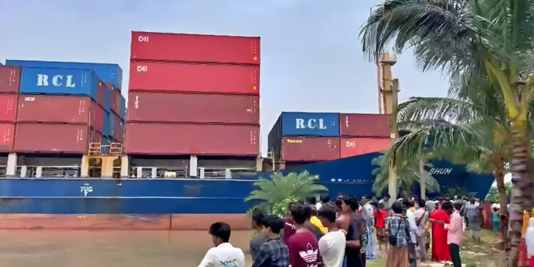 হুগলি নদীতে নিয়ন্ত্রণ হারিয়ে নদীবাঁধে ধাক্কা সিঙ্গাপুরের পণ্যবাহী জাহাজের