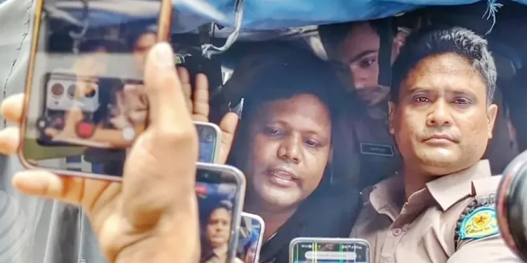 শেখ মুজিবের প্রতিকৃতিতে শ্রদ্ধা জানাতে গিয়ে যুবক আটক