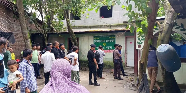 মাদারীপুরে মহিলা মাদরাসার সামনে বোমা বিস্ফোরণে ৪ ছাত্রী আহত